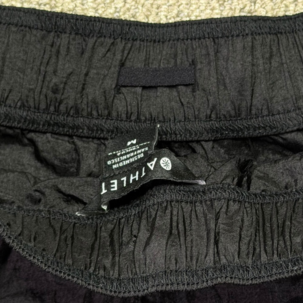 Athleta Black Crinkle Nylon Pull On Athletic Pocket Shorts Size Medium M - Picture 5 of 8